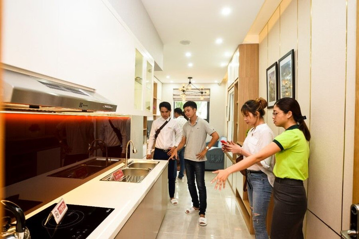 Siết chặt pháp lý, thị trường căn hộ TP.HCM khan hiếm căn hộ tầm trung ảnh 1