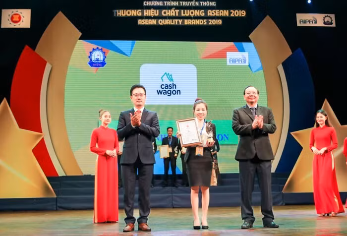 CEO Nguyễn Thị Thuý Hằng, đại diện công ty TNHH Cashwagon nhận cúp và bằng khen vinh danh Top 10 Thương hiệu Chất lượng ASEAN 2019