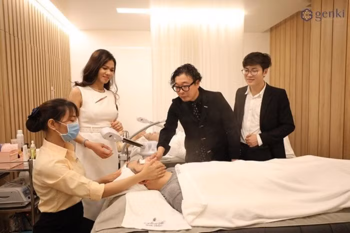 Bên cạnh việc xem trọng hiệu quả điều trị, Genki Derma cũng là đơn vị tiên phong đưa triết lý và phong cách phục vụ Omotenashi nổi tiếng của người Nhật vào trong phòng khám thẩm mỹ