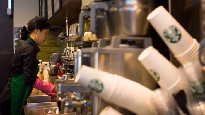 Starbucks sẽ ngừng sử dụng cốc dùng một lần vào năm 2025