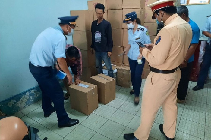 Lực lượng QLTT An Giang tạm giữ gần 8.000 lít dầu các loại không rõ nguồn gốc xuất xứ Lực lượng QLTT An Giang tạm giữ gần 8.000 lít dầu các loại không rõ nguồn gốc xuất xứ
