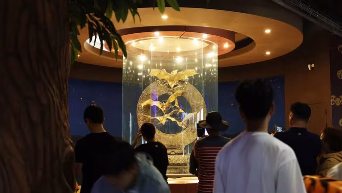 bức tượng dơi vàng