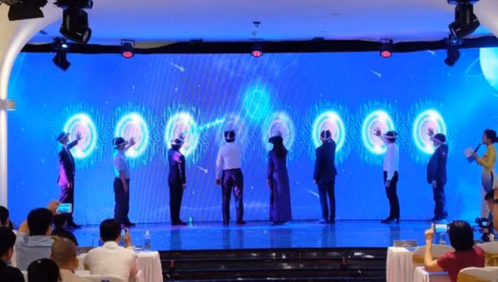 Các đại biểu ấn nút ra mắt làng Metaverse. Ảnh: VGP