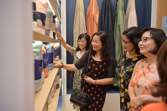 Những khách hàng đầu tiên ghé thăm Ru9 Flagship Showroom