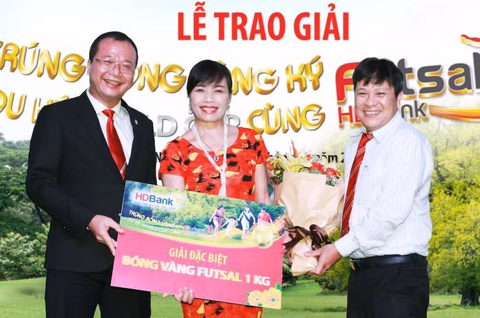 HDBank trao giải quả bóng vàng 1kg cho khách hàng may mắn