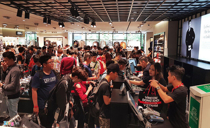 Hơn 2.000 gian hàng giảm giá sốc tới 50% trong ngày Vincom Black Friday 2017 ảnh 1