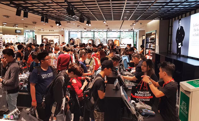 Hơn 2.000 gian hàng giảm giá sốc tới 50% trong ngày Vincom Black Friday 2017 ảnh 1