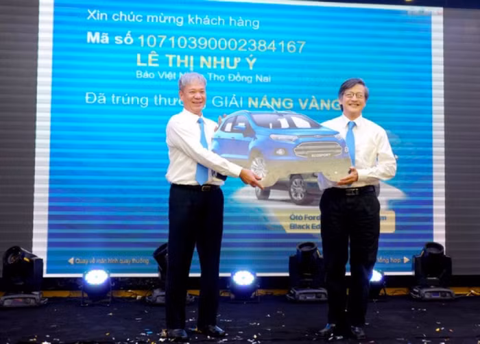Khách hàng đầu tiên trúng thưởng ô tô trong 'Nắng vàng biển xanh cùng Bảo Việt'