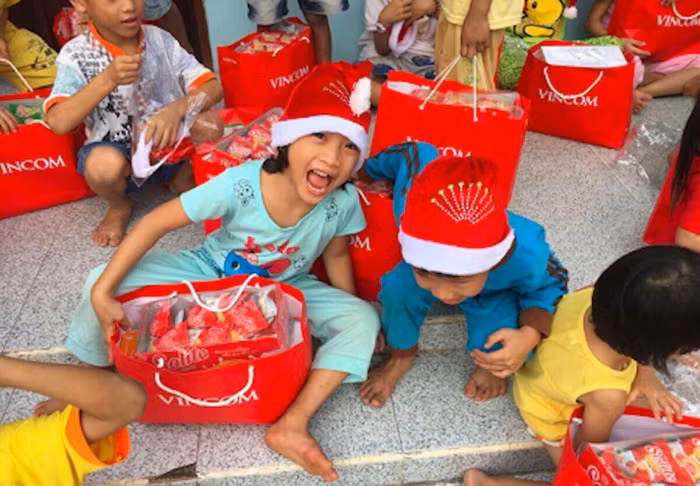 Những món quà chở đầy yêu thương của ông già Noel! ảnh 4