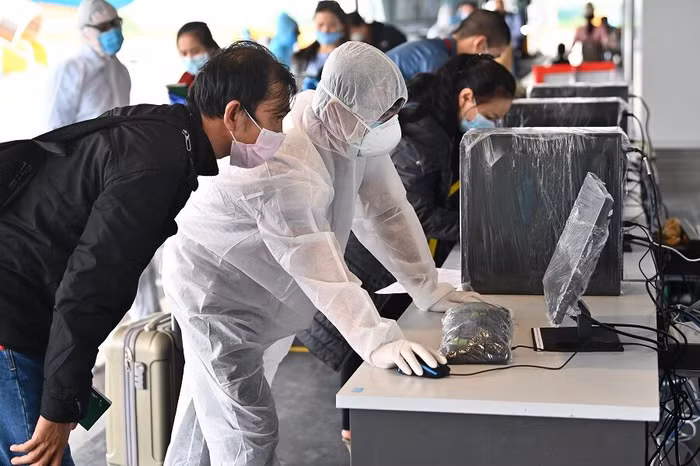 Hành khách được hướng dẫn khai báo y tế và làm thủ tục hải quan tại khu vực ngoài trời
