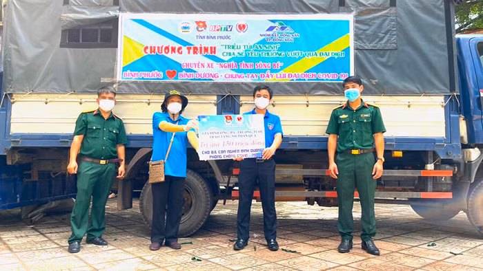 Chủ tịch Hội NKT-TMC&amp;BNN tỉnh Dương Thị Tuyết trao bảng tượng trưng 500 phần quà của gia đình ông, bà Trường - Tươi (TP Đồng Xoài) cho Bí thư Tỉnh Đoàn Trần Quốc Duy để góp sức tổ chức chuyến xe “Nghĩa tình sông Bé”