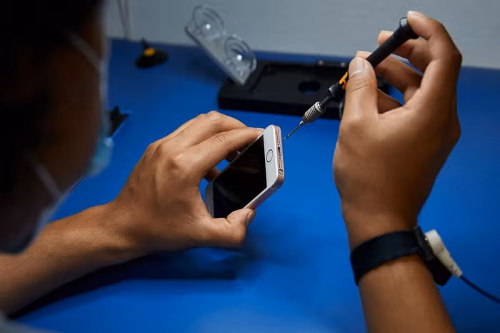 Apple sẽ cung cấp các thiết bị thay thế, cho phép người dùng tự sửa chữa iPhone, Macbook tại nhà
