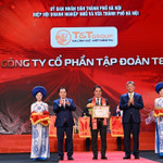 Ông Mai Xuân Sơn, Tổng Giám đốc đại diện Tập đoàn T&T Group nhận Bằng khen của Chủ tịch UBND thành phố Hà Nội