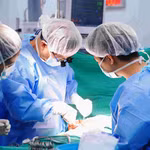 PGS.TS.BS Trần Ngọc Sơn cùng ê-kíp trong một ca phẫu thuật Kasai