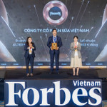 Ông Nguyễn Quốc Khánh, Giám đốc Điều hành Nghiên cứu và Phát triển Vinamilk nhận vinh danh Top 50 Công ty niêm yết tốt nhất Việt Nam