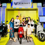 Chị Trang cùng gia đình tại sự kiện “Đổi xăng lấy điện” diễn ra tại Đà Nẵng