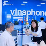 Nhân viên VNPT TP.HCM hỗ trợ người lớn tuổi