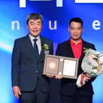Phó Giám đốc Thương mại ông Đinh Xuân Thuỷ (bên phải) đại diện Vietjet nhận giải thưởng từ Trưởng Ban giám khảo ông Yoo Chang-jo