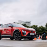 Thiết kế không lẫn vào đâu, VinFast VF 7 càng thêm sức hút nhờ giá bán "dễ xuống tiền"