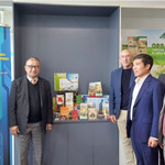 Các đại biểu tham quan trưng bày sản phẩm của doanh nghiệp quân đội tại Australia