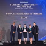 Đại diện BIDV nhận giải thưởng từ TAB