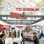 Khách tham quan hào hứng tham quan không gian triển lãm của TC Group