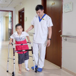 Hậu phẫu, bệnh nhân hồi phục tốt, bước đi với hỗ trợ vật lý trị liệu, hoàn toàn không có biến chứng nhiễm trùng hay thải ghép