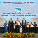 Đại diện TNPM nhận cúp vàng từ ban tổ chức