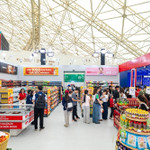 Gian hàng WinMart thu hút đông đảo khách tham quan mua sắm tại Hội chợ mùa thu 2025