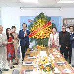 Hội Doanh nhân tư nhân Việt Nam đón nhận lẵng hoa chúc mừng của Tổng Bí thư Tô Lâm