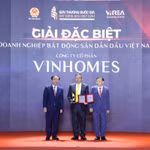 Ông Phạm Thiếu Hoa, Chủ tịch Hội đồng Quản trị Công ty Cổ phần Vinhomes nhận giải đặc biệt - Doanh nghiệp bất động sản dẫn đầu Việt Nam