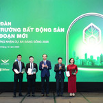 Ông Nguyễn Thanh Hưng, Phó Tổng Giám Đốc Tập đoàn Sunshine (ngoài cùng bên trái) cùng các đơn vị nhận chứng nhận và kỷ niệm chương hạng mục giải Dự án tiềm năng