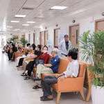 Nhiều người dân đến khám sức khỏe tổng quát tại chương trình Khám sức khỏe toàn dân 2026 của Vinmec Cần Thơ