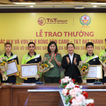 Ông Đỗ Quang Hiển, Nhà sáng lập, Chủ tịch Điều hành Tập đoàn T&T Group và Đại tá Nguyễn Thị Thúy Thanh, Phó Cục trưởng Cục Công tác Đảng và công tác chính trị , Bộ Công an, Phó Chủ tịch kiêm Tổng thư ký Hiệp hội Thể thao Công an nhân dân Việt Nam trao thưởng cho các vận động viên xuất sắc giành Huy chương Vàng