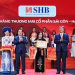 Tổng Giám đốc SHB Ngô Thu Hà đại diện Ngân hàng nhận Bằng khen