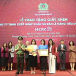 Đại diện Công ty HCRC nhận Giấy khen từ Thiếu tướng Bùi Trọng Thế, Phó Cục trưởng Cục An ninh kinh tế, Bộ Công an