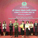 Đại diện Công ty Thủy Tạ nhận giấy khen của Cục trưởng Cục An ninh kinh tế