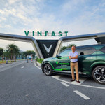 Anh Thịnh Văn Hạnh (Hà Nội) bên chiếc VF 9 đầu tiên.