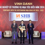 Phó Chủ tịch HĐQT kiêm Phó Tổng Giám đốc SHB Đỗ Quang Vinh đại diện Ngân hàng nhận giải thưởng