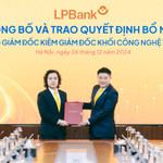 Ông Nguyễn Đức Thụy, Chủ tịch Hội đồng quản trị LPBank trao quyết định bổ nhiệm cho ông Lưu Danh Đức