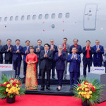 Lễ bàn giao tàu bay 737-8 đầu tiên giữa Boeing và Vietjet với sự chứng kiến của Chủ tịch nước Lương Cường tại Seattle, Hoa Kỳ