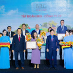 Đại diện Tập đoàn BRG nhận danh hiệu “Top 100 doanh nghiệp phát triển bền vững trong lĩnh vực thương mại - dịch vụ”