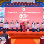 Ông Nguyễn Văn Hòa, Phó Tổng Giám đốc Eximbank (thứ tư từ trái sang) cùng các tổ chức tài chính khác trao biểu trưng ủng hộ 10 tỷ đồng tới Trung ương Hội Chữ thập đỏ Việt Nam.