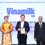 Ông Đỗ Thanh Tuấn, Giám đốc Đối ngoại Vinamilk nhận vinh danh top 50 Công ty kinh doanh hiệu quả nhất Việt Nam 2025