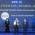 Ông Vũ Mạnh Dũng, Giám đốc kinh doanh Eurowindow đón nhận giải thưởng Vietnam ESG Awards 2025