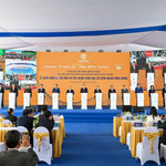 Các đại biểu thực hiện nghi thức khởi công Dự án đầu tư xây dựng Trục đại lộ cảnh quan sông Hồng