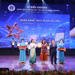 Bà Hà Thị Thuỳ Liên đại diện Ngân hàng Thương mại Cổ phần Quân Đội (MB) được đồng chí Nguyễn Thị Thanh, Ủy viên Ban Chấp hành Trung ương Đảng, Phó Chủ tịch Quốc hội trực tiếp trao giải thưởng