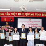 Đại diện Ủy ban Mặt trận Tổ quốc Việt Nam TP.HCM tiếp nhận khoản đóng góp hơn 4,6 tỷ đồng từ Quỹ AEON 1%, các Công ty thành viên trong Tập đoàn AEON tại Việt Nam cùng đội ngũ nhân viên