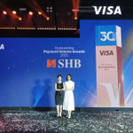 Đại diện SHB nhận giải thưởng vinh danh "Ngôi sao tăng trưởng thẻ năm 2025"