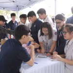 Học sinh Trường THPT Đỗ Mười nô nức đăng ký lái thử và nhận tư vấn về các mẫu xe máy điện VinFast